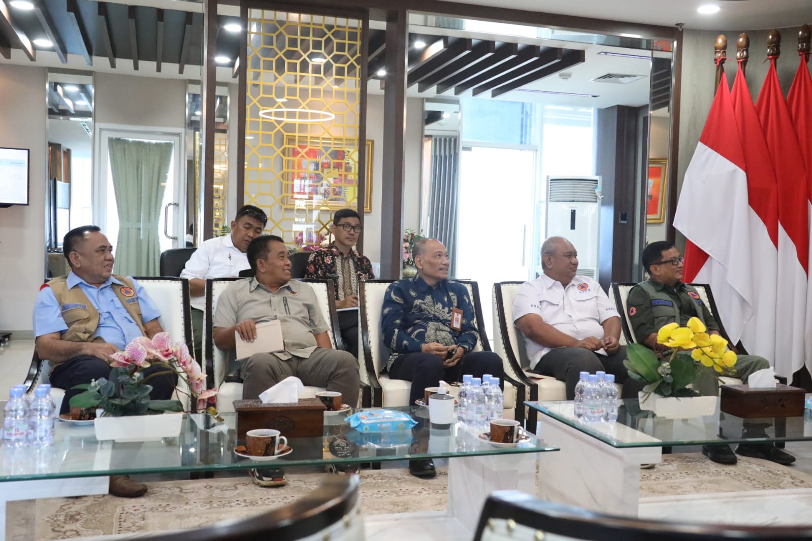 Plt. Sestama, Deputi Bidang Penanganan Darurat, Deputi Bidang Rehabilitasi dan Rekonstruksi, Deputi Bidang Logistik dan Peralatan serta Plt. Inspektur Utama saat menerima kunjungan kerja Pj Gubernur Sulawesi Barat Prof. Zudan Arif Fakrulloh, Kepala Pelaksana BPBD Provinsi Sulawesi Barat dan Kepala Bidang Rehabilitasi dan Rekonstruksi BPBD Provinsi Sulawesi Barat di Graha BNPB, Jakata, pada Selasa (18/7).